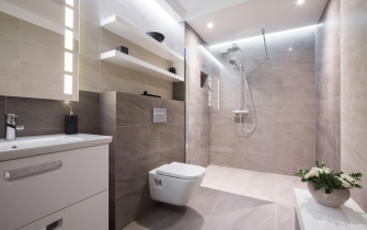 Reforma de Baño Moderno, con ducha, espejo inteligente, luces led, colores vibrantes y de transición.